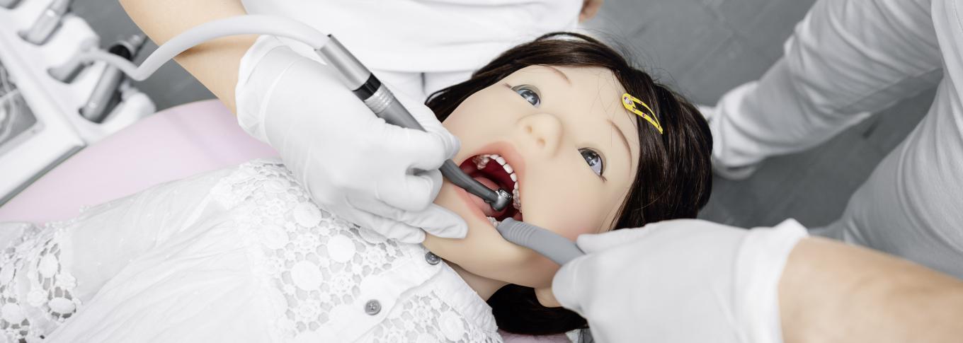 Agitazione, movimenti improvvisi della bocca: il robot umanoide simula il possibile comportamento dei bambini durante un trattamento dentale.